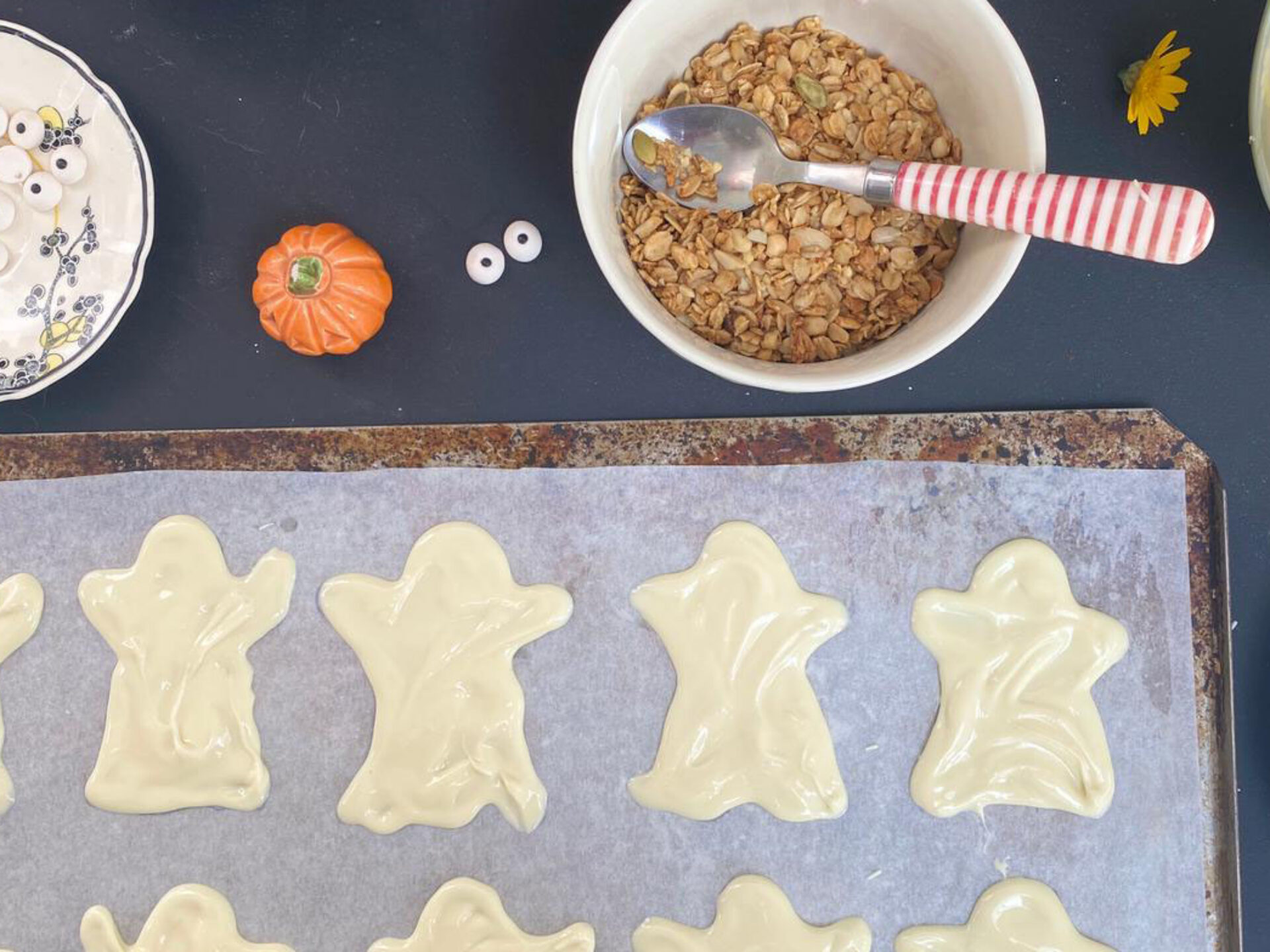 Halloween White Chocolate Ghosts1